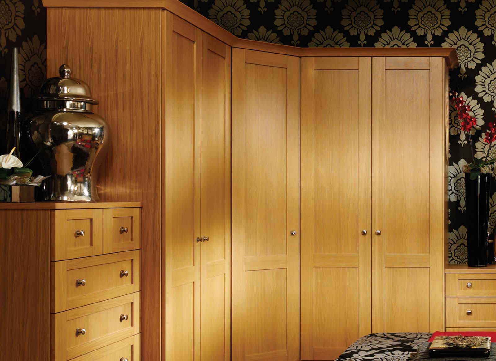 https://www.strachan.co.uk/app/uploads/0014_bedroom-mountain-oak-natural-angled-wardrobe1.jpg