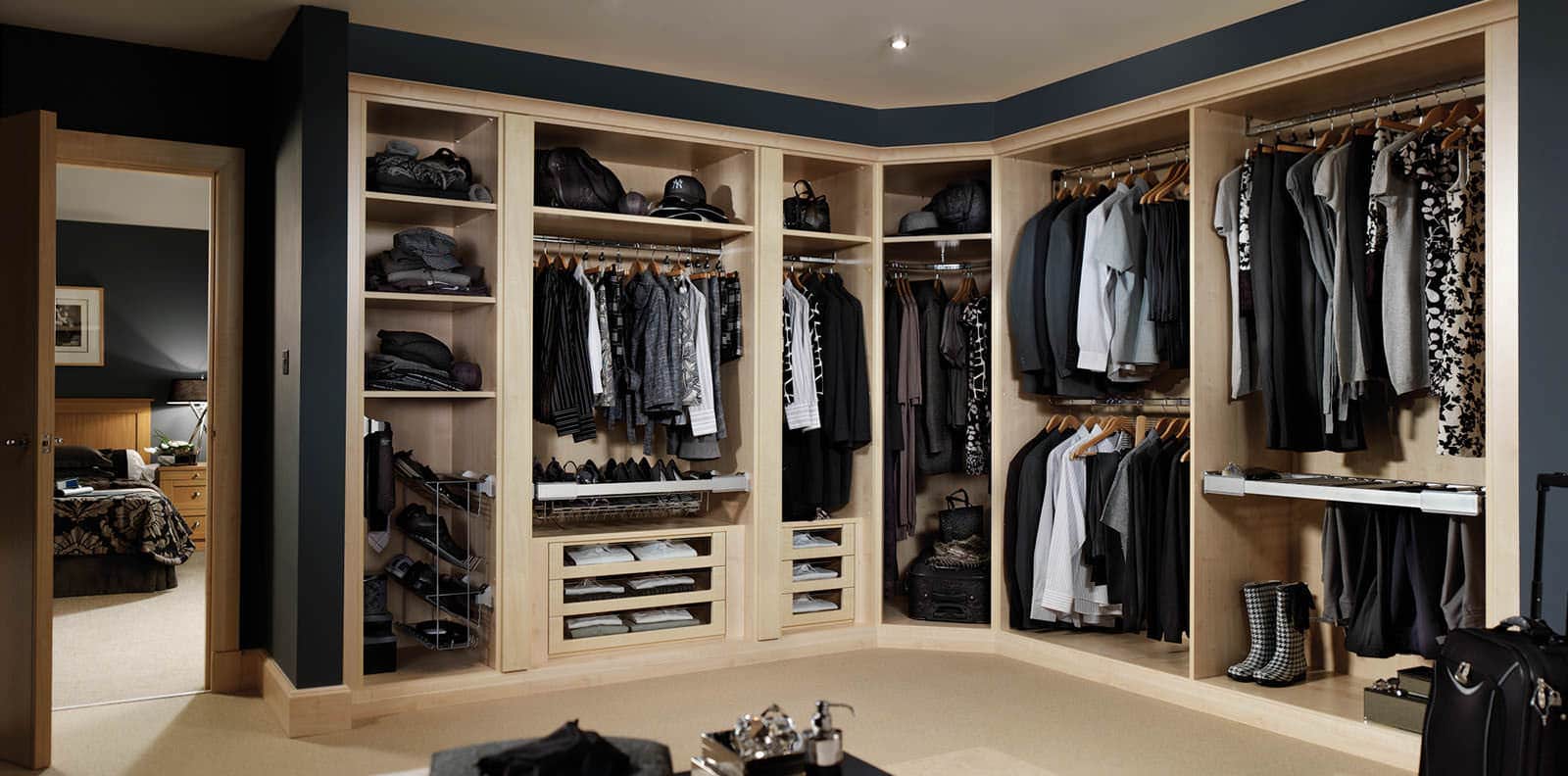 fitted-dressing-room-in-maple-strachan